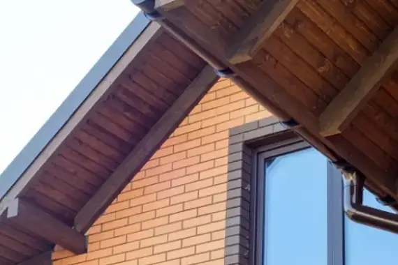Czym malować podbitkę drewnianą — lakierobejca, impregnat czy farba