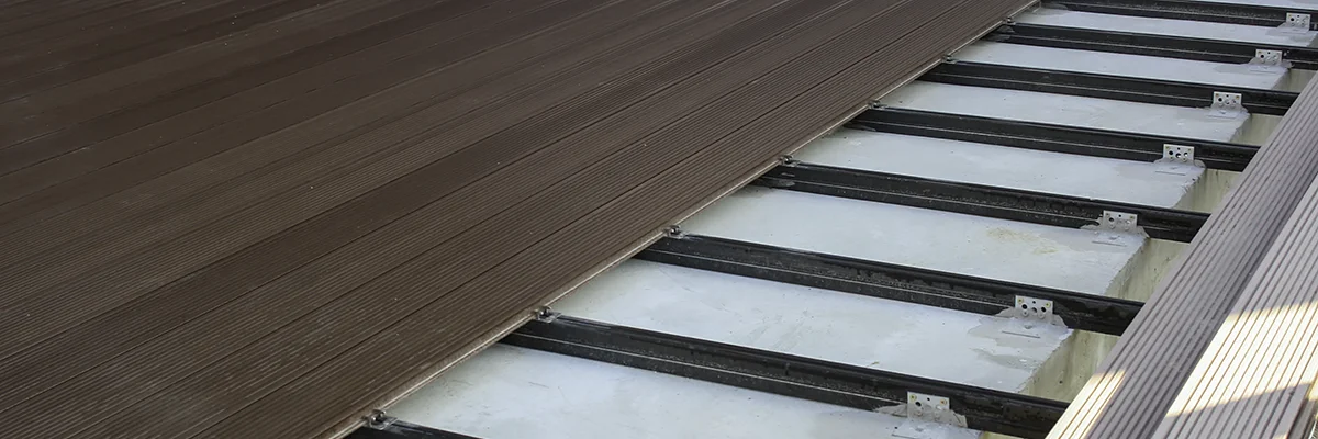 Deski kompozytowe układane na aluminiowych legarach, między deskami widoczne metalowe klipsy montażowe