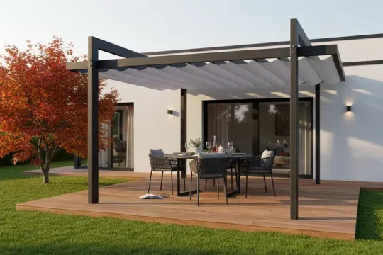 Grafitowa pergola z falistym zadaszeniem nad tarasem, pod nią stół z krzesłami, obok czerwony klon