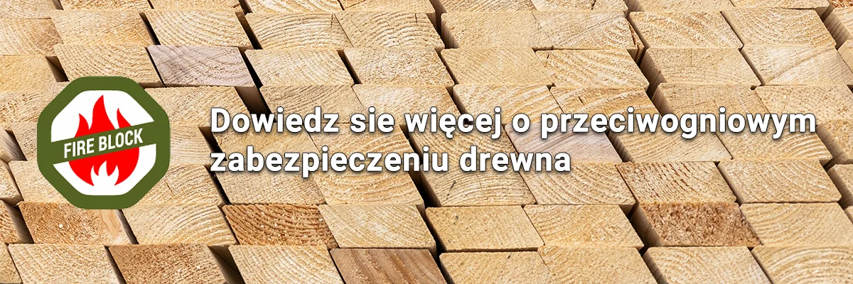Ułożone jeden na drugim czoła świerkowych desek rombowych z zielono-czerwonym znakiem usługi FIREBLOCK