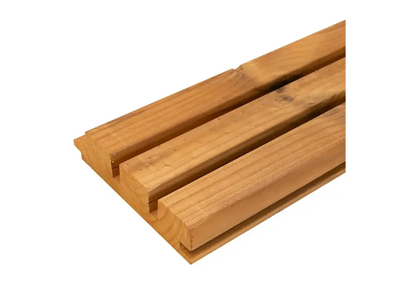 Deska TRIO 32×142 mm z thermo sosny — głębokie rowki dzielące lico na lamele, zdjęcie produktowe na białym tle