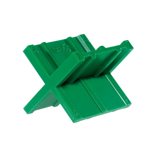 Zielony plastikowy krzyżyk z czterema ramionami o różnej grubości