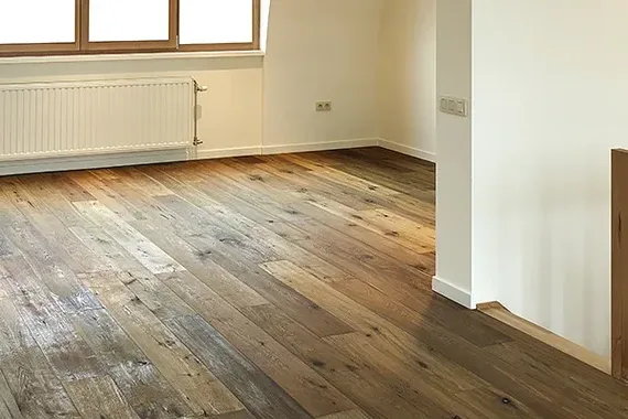 Rodzaje podłóg drewnianych — deska lita, warstwowa czy parkiet